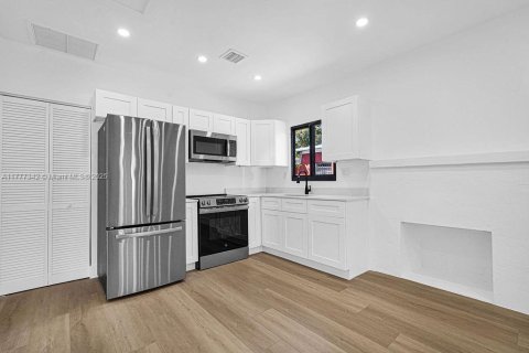 Propiedad comercial en venta en Miami, Florida, 145.48 m2 № 1696613 - foto 25