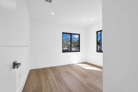 Propiedad comercial en venta en Miami, Florida, 145.48 m2 № 1696613 - foto 12