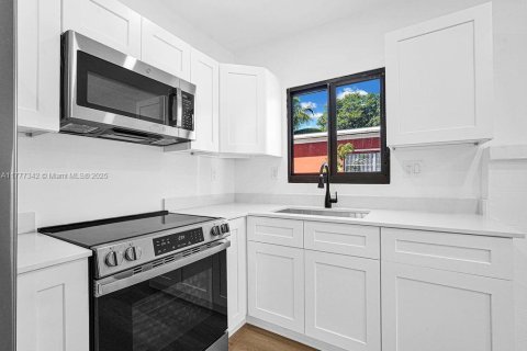 Propiedad comercial en venta en Miami, Florida, 145.48 m2 № 1696613 - foto 28