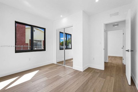Propiedad comercial en venta en Miami, Florida, 145.48 m2 № 1696613 - foto 15
