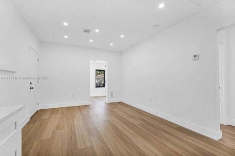 Propiedad comercial en venta en Miami, Florida, 145.48 m2 № 1696613 - foto 29