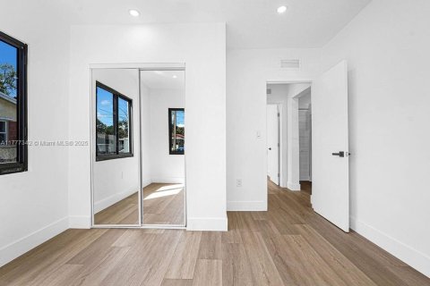 Propiedad comercial en venta en Miami, Florida, 145.48 m2 № 1696613 - foto 16