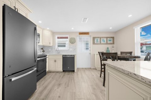 Villa ou maison à vendre à Sarasota, Floride: 2 chambres, 77.67 m2 № 2156685 - photo 10