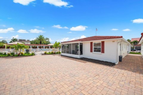 Villa ou maison à vendre à Sarasota, Floride: 2 chambres, 77.67 m2 № 2156685 - photo 2