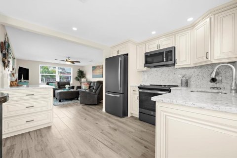 Villa ou maison à vendre à Sarasota, Floride: 2 chambres, 77.67 m2 № 2156685 - photo 6