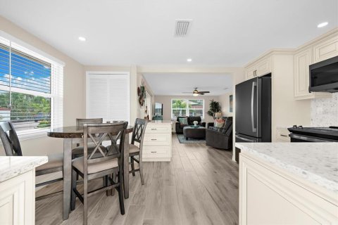 Villa ou maison à vendre à Sarasota, Floride: 2 chambres, 77.67 m2 № 2156685 - photo 7