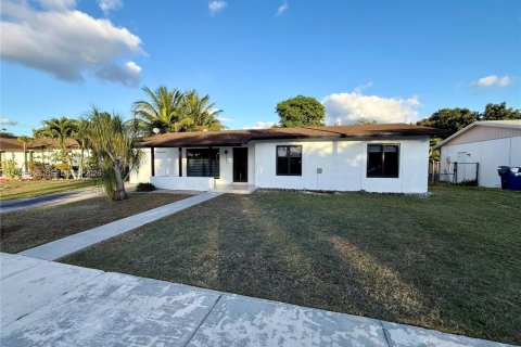 Villa ou maison à vendre à Miami, Floride: 3 chambres, 107.02 m2 № 2005249 - photo 2