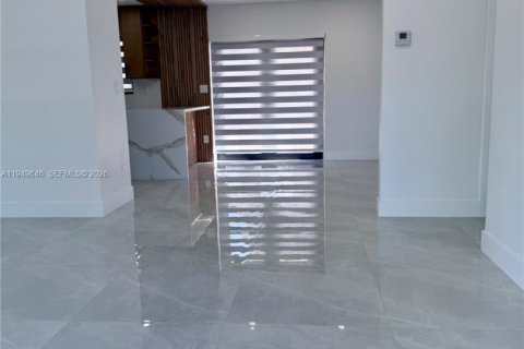 Villa ou maison à vendre à Miami, Floride: 3 chambres, 107.02 m2 № 2005249 - photo 4