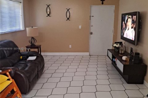Copropriété à louer à Sweetwater, Floride: 1 chambre, 680.6 m2 № 2080057 - photo 2