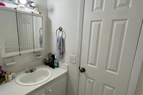 Copropriété à vendre à Hialeah, Floride: 2 chambres, 82.68 m2 № 1982618 - photo 7