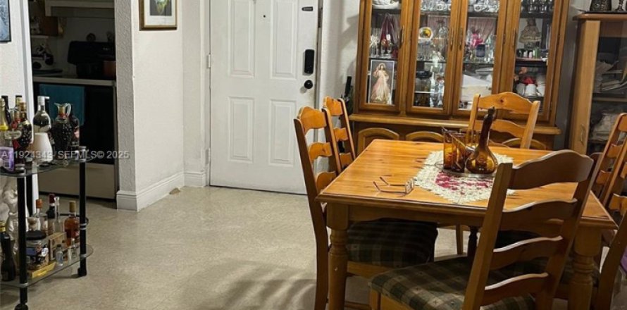 Condo à Hialeah, Floride, 2 chambres  № 1982618