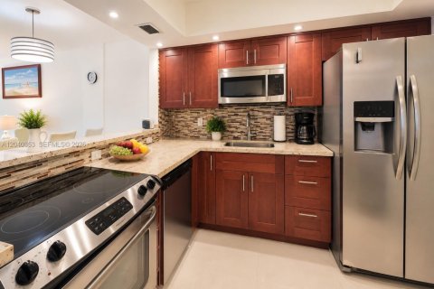 Condo in Hallandale Beach, Florida, 1 bedroom  № 2086634 - photo 3