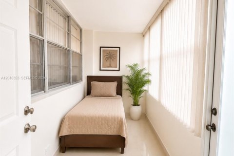 Condo in Hallandale Beach, Florida, 1 bedroom  № 2086634 - photo 11