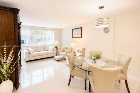 Condo in Hallandale Beach, Florida, 1 bedroom  № 2086634 - photo 10
