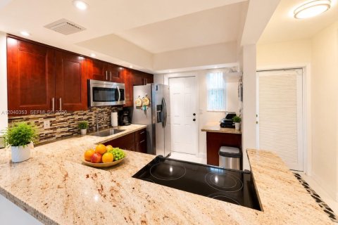 Condo in Hallandale Beach, Florida, 1 bedroom  № 2086634 - photo 2