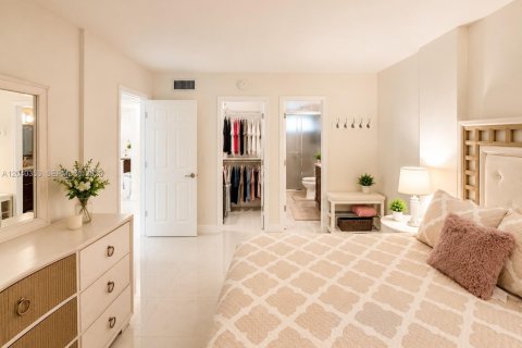 Condo in Hallandale Beach, Florida, 1 bedroom  № 2086634 - photo 9