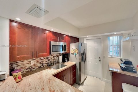 Condo in Hallandale Beach, Florida, 1 bedroom  № 2086634 - photo 4