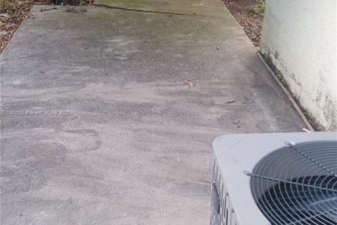 House in Lauderhill, Florida 3 bedrooms, 77.67 sq.m. № 1922005 - photo 16