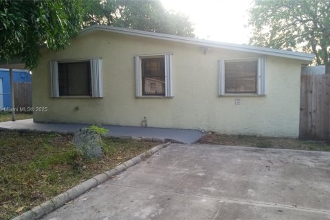 House in Lauderhill, Florida 3 bedrooms, 77.67 sq.m. № 1922005 - photo 15