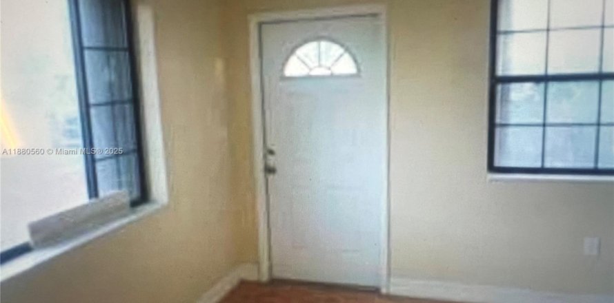 House in Lauderhill, Florida 3 bedrooms, 77.67 sq.m. № 1922005