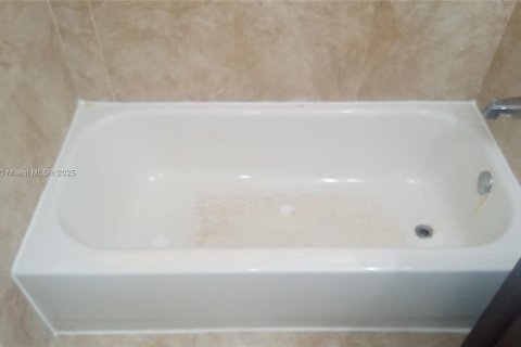 House in Lauderhill, Florida 3 bedrooms, 77.67 sq.m. № 1922005 - photo 18