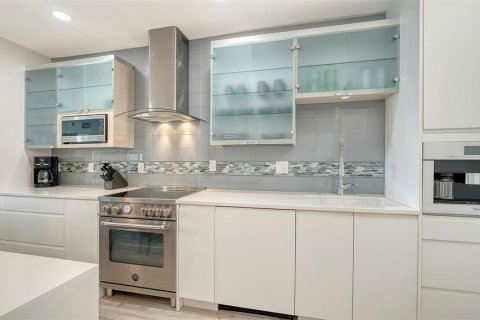 Condo in Longboat Key, Florida, 2 bedrooms  № 2100687 - photo 17