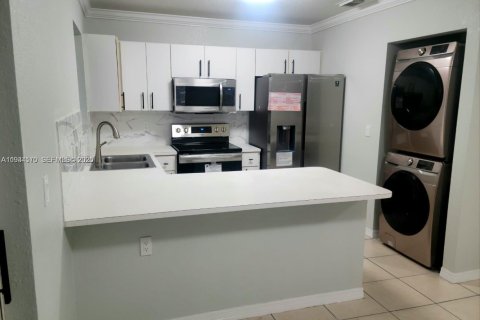 Condominio en alquiler en Hialeah Gardens, Florida, 3 dormitorios, 109.62 m2 № 1992835 - foto 4
