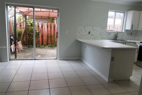 Condominio en alquiler en Hialeah Gardens, Florida, 3 dormitorios, 109.62 m2 № 1992835 - foto 2
