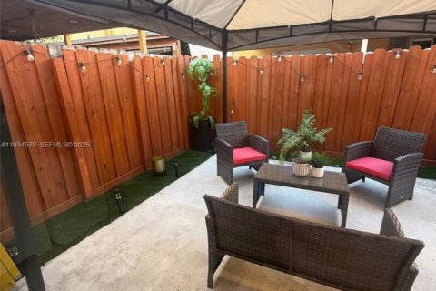 Condominio en alquiler en Hialeah Gardens, Florida, 3 dormitorios, 109.62 m2 № 1992835 - foto 11