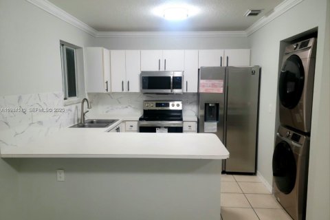 Condominio en alquiler en Hialeah Gardens, Florida, 3 dormitorios, 109.62 m2 № 1992835 - foto 3