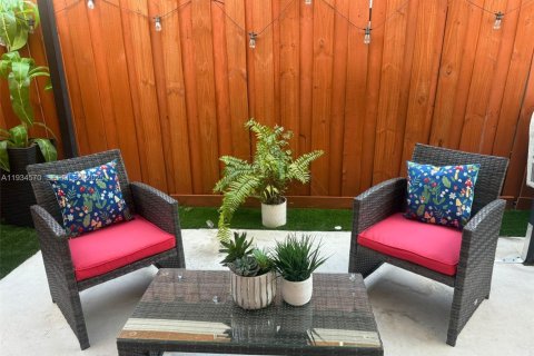 Condominio en alquiler en Hialeah Gardens, Florida, 3 dormitorios, 109.62 m2 № 1992835 - foto 12