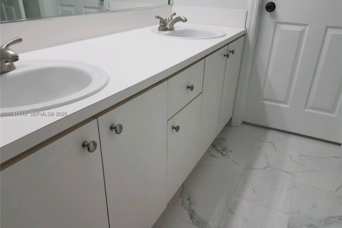 Condominio en alquiler en Hialeah Gardens, Florida, 3 dormitorios, 109.62 m2 № 1992835 - foto 8