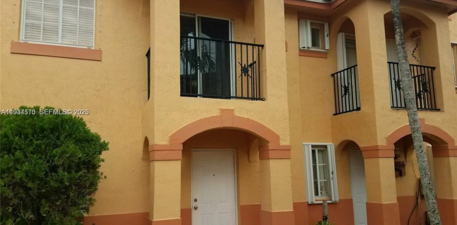 Condominio en Hialeah Gardens, Florida, 3 dormitorios  № 1992835