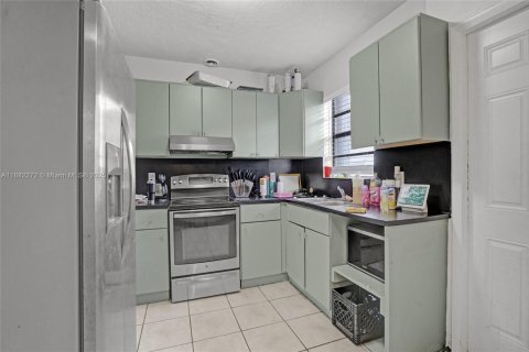 House in Hollywood, Florida 3 bedrooms, 201.6 sq.m. № 1931940 - photo 13