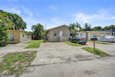 House in Hollywood, Florida 3 bedrooms, 201.6 sq.m. № 1931940 - photo 1