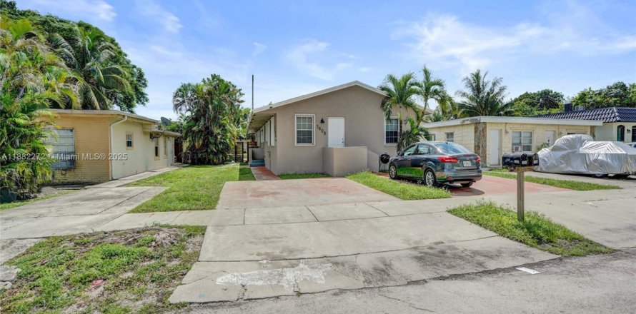 House in Hollywood, Florida 3 bedrooms, 201.6 sq.m. № 1931940