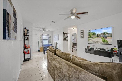 House in Hollywood, Florida 3 bedrooms, 201.6 sq.m. № 1931940 - photo 2