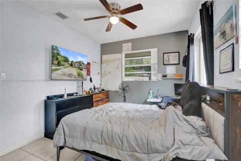 House in Hollywood, Florida 3 bedrooms, 201.6 sq.m. № 1931940 - photo 9