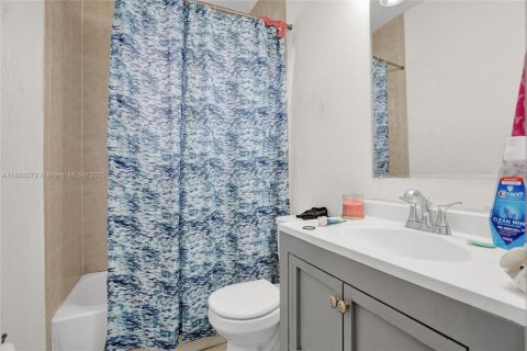House in Hollywood, Florida 3 bedrooms, 201.6 sq.m. № 1931940 - photo 10