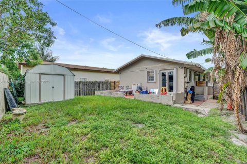 House in Hollywood, Florida 3 bedrooms, 201.6 sq.m. № 1931940 - photo 18
