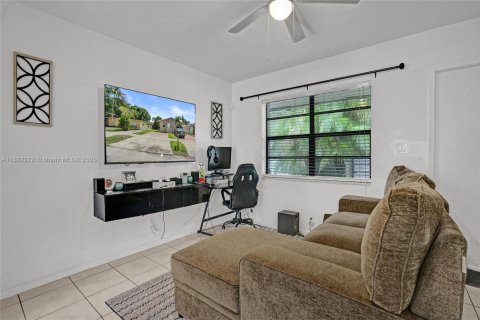 House in Hollywood, Florida 3 bedrooms, 201.6 sq.m. № 1931940 - photo 3