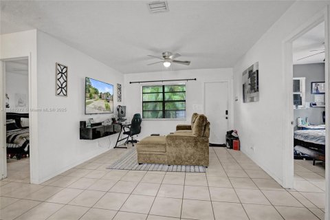 House in Hollywood, Florida 3 bedrooms, 201.6 sq.m. № 1931940 - photo 4