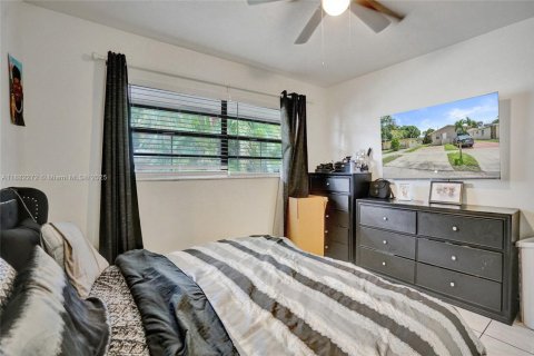 House in Hollywood, Florida 3 bedrooms, 201.6 sq.m. № 1931940 - photo 6