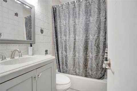 House in Hollywood, Florida 3 bedrooms, 201.6 sq.m. № 1931940 - photo 7