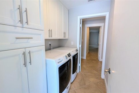 House in Sarasota, Florida 2 bedrooms, 139.17 sq.m. № 1620395 - photo 25