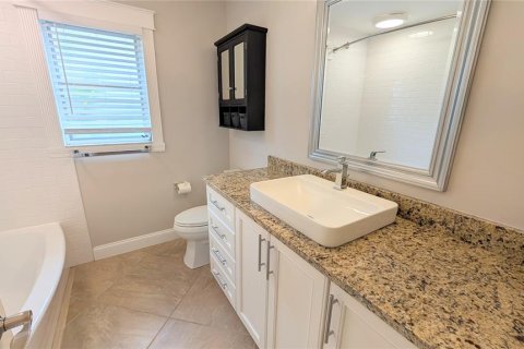 House in Sarasota, Florida 2 bedrooms, 139.17 sq.m. № 1620395 - photo 22
