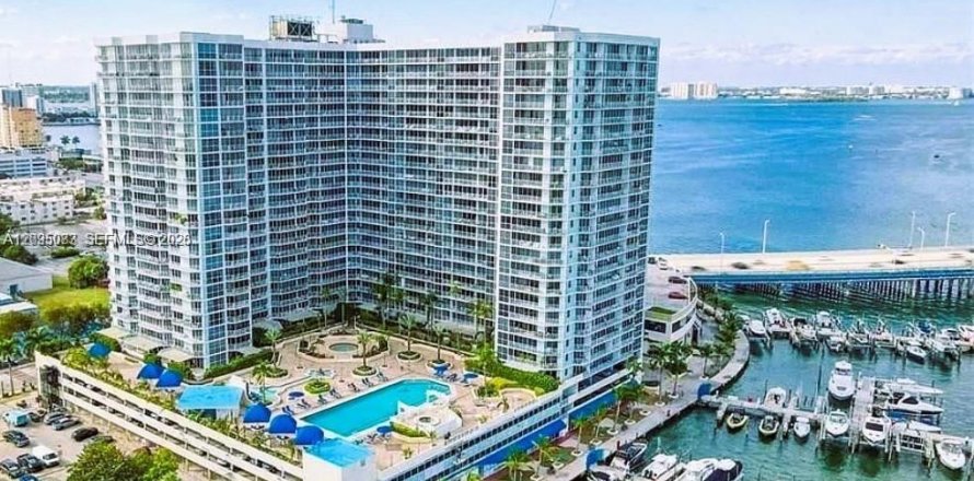 Apartment in North Bay Village, Florida 2 bedrooms, 95.69 sq.m. № 2383222