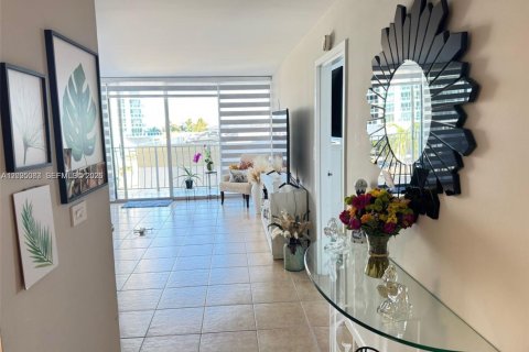 Apartment in North Bay Village, Florida 2 bedrooms, 95.69 sq.m. № 2383222 - photo 11