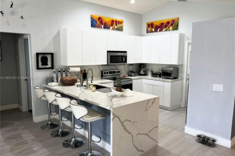 House in Weston, Florida 3 bedrooms, 125.7 sq.m. № 1979732 - photo 13