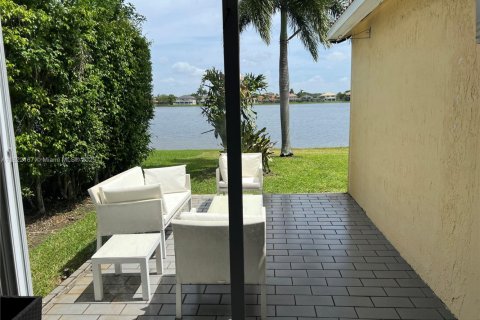 House in Weston, Florida 3 bedrooms, 125.7 sq.m. № 1979732 - photo 2